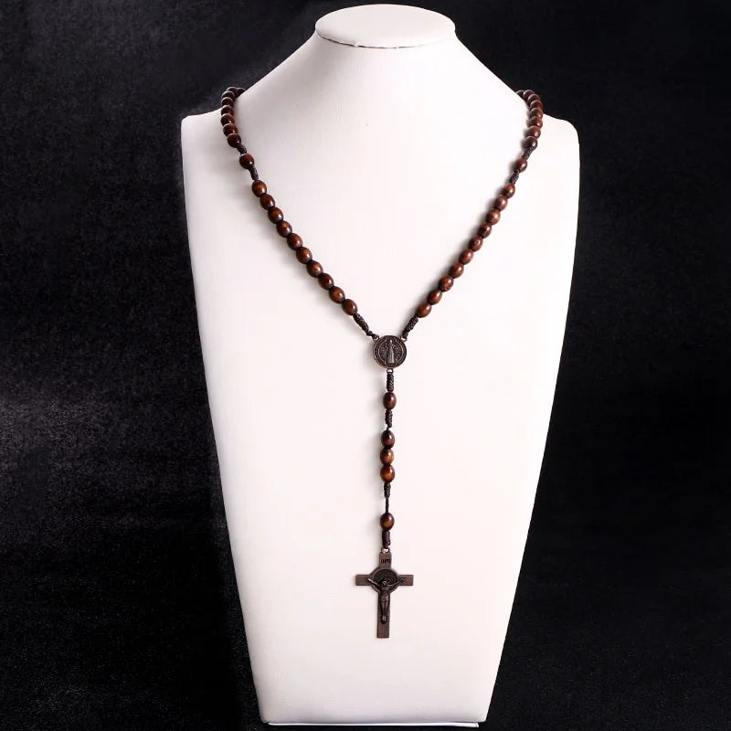 Colar Terço de Madeira com Cruz de Jesus e Contas