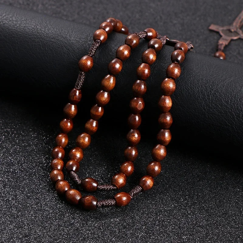 Colar Terço de Madeira com Cruz de Jesus e Contas