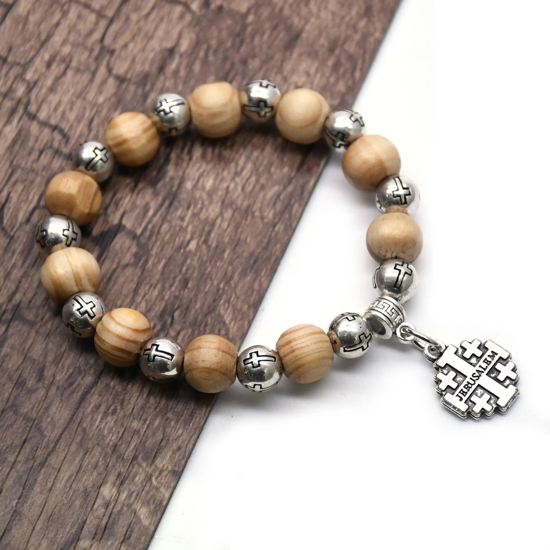 Pulseira Religiosa de Contas de Madeira com Cruz e Nossa Senhora
